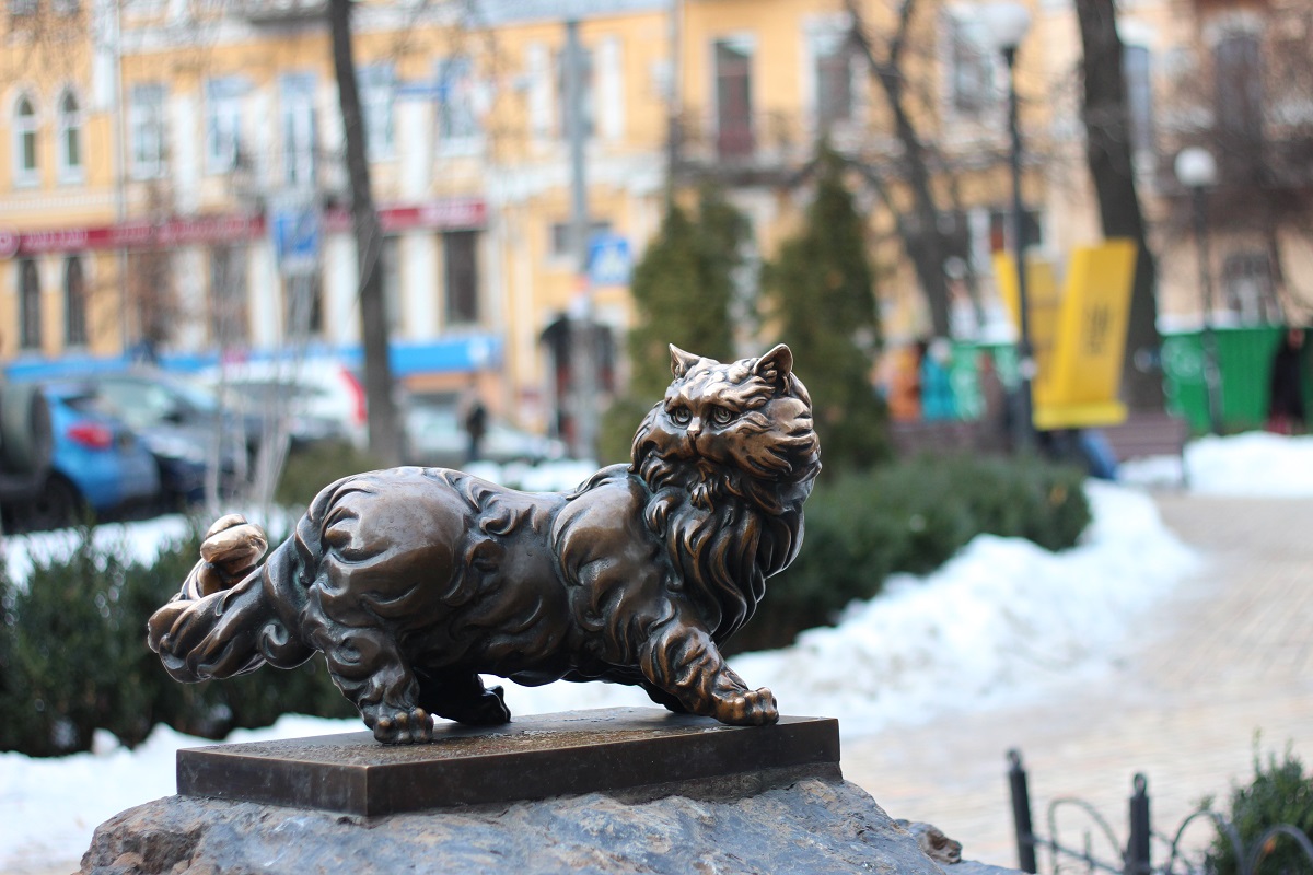 Kiev Adım Adım Gezi Rehberi Kısım 6: Golden Gate - Altın Kapı ve Kiev'in En Güzel Binaları  2- The Monument Of Panteleymon The Persian Cat - Panteleymon Kedi Anıtı