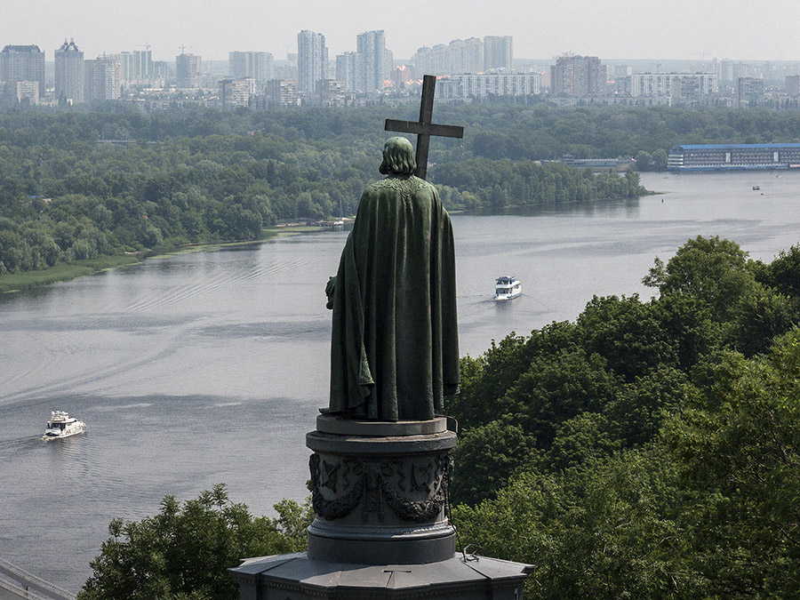Kiev Gezilecek Yerler -Volodymyr The Great Monument -Aziz Volodymyr Anıtı - Kiev Yürüyüş Rotası  -  Open work gazebo on Volodymyr Hill - 