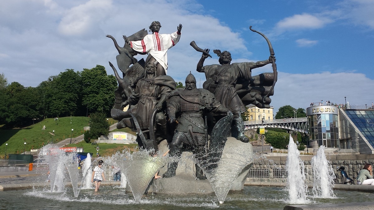 Kiev İndepence Meydanı - Kiev Maidan - Kiev Bağımsızlık Meydanı - Kiev İndepence Square - Kiev Euromaidan - Globus Avm - İndepence Monument - Kiev Gezilecek Yerler